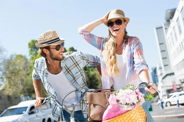 Fashion couple shopping outdoors